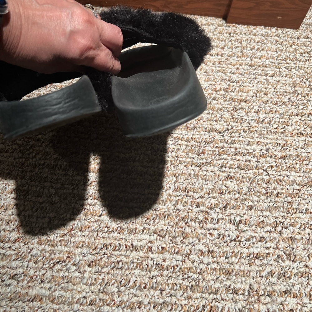 Faux fur slippers - Picture 3 of 7
